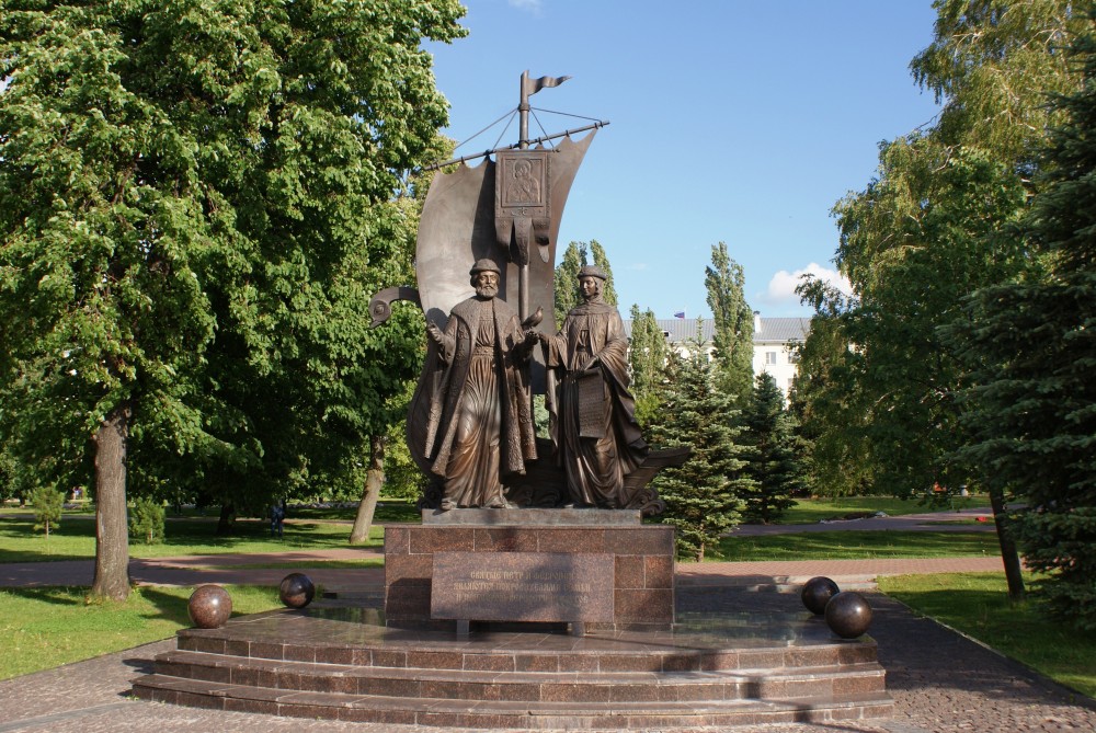 Памятник Петру и Февронии Муромским