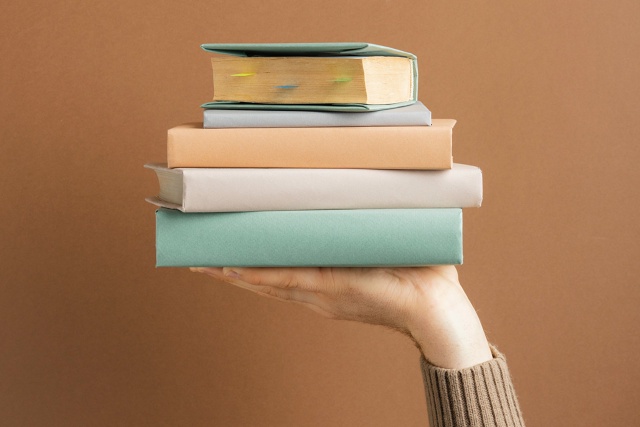 Библиографический обзор победителей номинации «Книга года» и Всероссийского книжного рейтинга