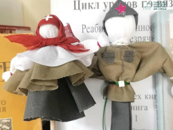Память в руках детей: создание традиционных кукол ко Дню Победы на „Уроках ремесла“