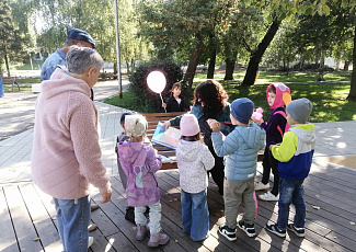 В парке имени Щорса состоялась последняя в этом году встреча клуба выходного дня «Литературный скверик»