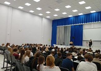 В посёлке городского типа Рощинский для детей состоялась программа художественого чтения 