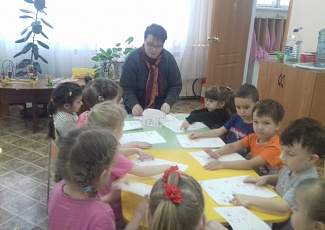 Литературно-экологические занятия в рамках просветительской экологической программы «Мир, в котором я живу», проводимой Самарской областной библиотекой для слепых.
