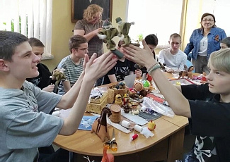 Память в руках детей: создание традиционных кукол ко Дню Победы на «Уроках ремесла»