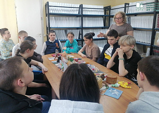 Память в руках детей: создание традиционных кукол ко Дню Победы на «Уроках ремесла»