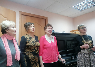 «Мы славим женщину, чье имя – Мать»: литературно-музыкальная композиция к Дню матери 