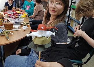 Память в руках детей: создание традиционных кукол ко Дню Победы на «Уроках ремесла»