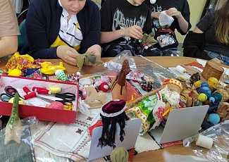 Память в руках детей: создание традиционных кукол ко Дню Победы на «Уроках ремесла»