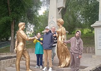 Для учащихся школы-интерната № 115 и их родителей учебный год завершился историко-патриотической экскурсией Самарской областной библиотеки для слепых