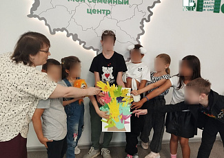 «Дерево дружбы»: творческое занятие, приуроченное к Международному дню друзей, в рамках цикла «Сделаем сами – своими руками»