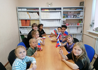 Познавательный час в Сызрани: узнаём про флаг России вместе!